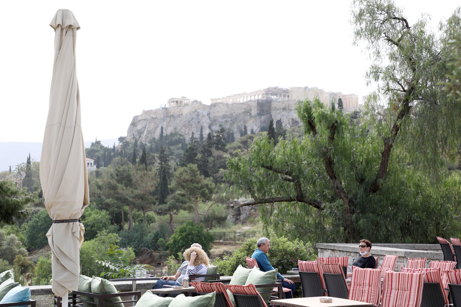 image Greece re-opens bars and restaurants after six months of lockdown