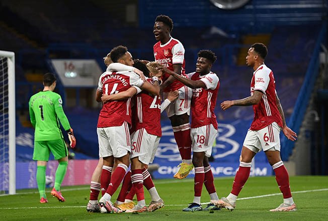 image Arsenal dent Chelsea&#8217;s Champions League push