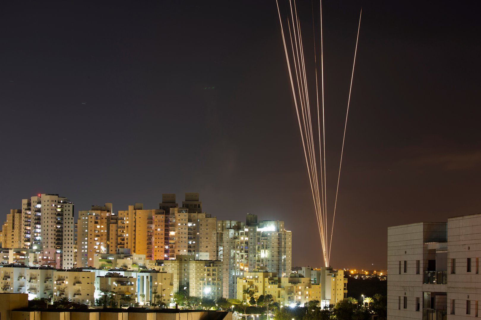 image Israel fires artillery into Gaza, Palestinian rocket attacks persist