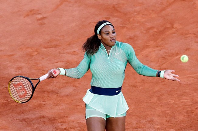 image Serena survives scare in French Open&#8217;s first night match (Day 2 highlights)