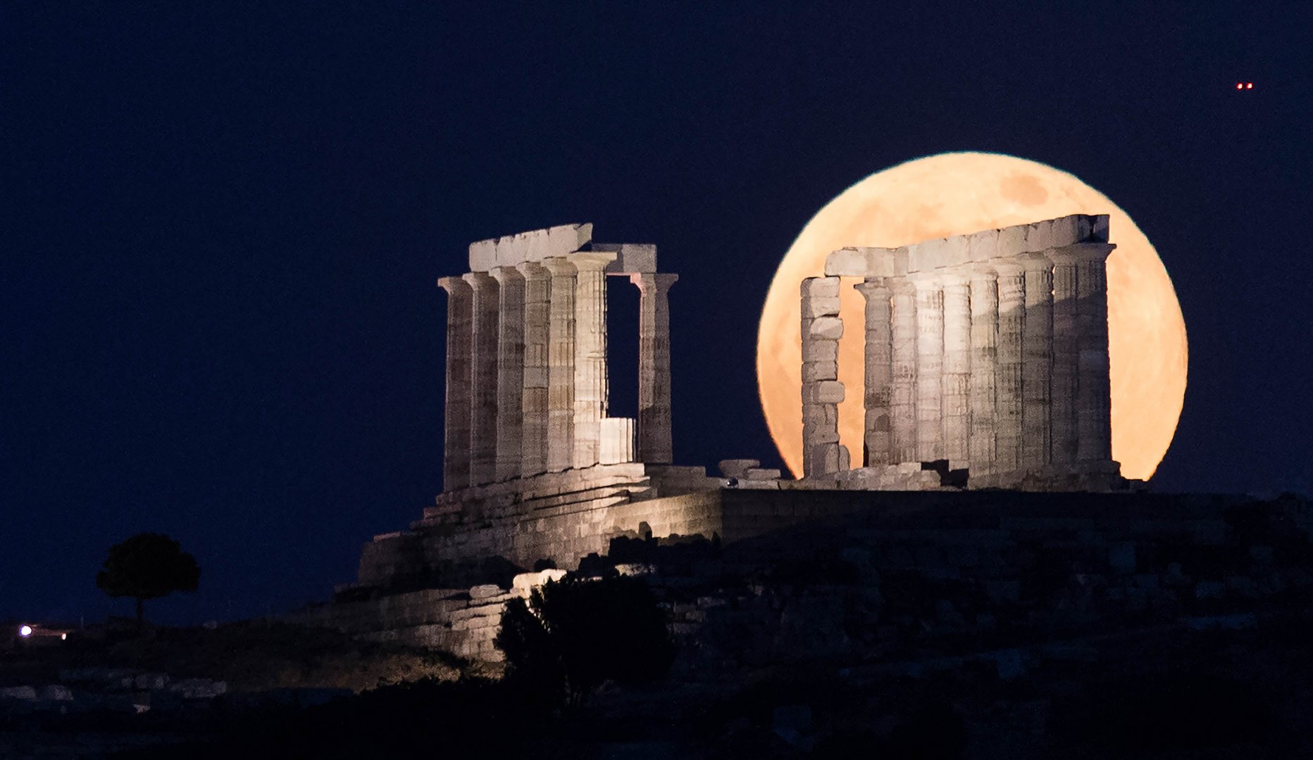 image Rare moon spectacle witnessed by worldwide sky watchers