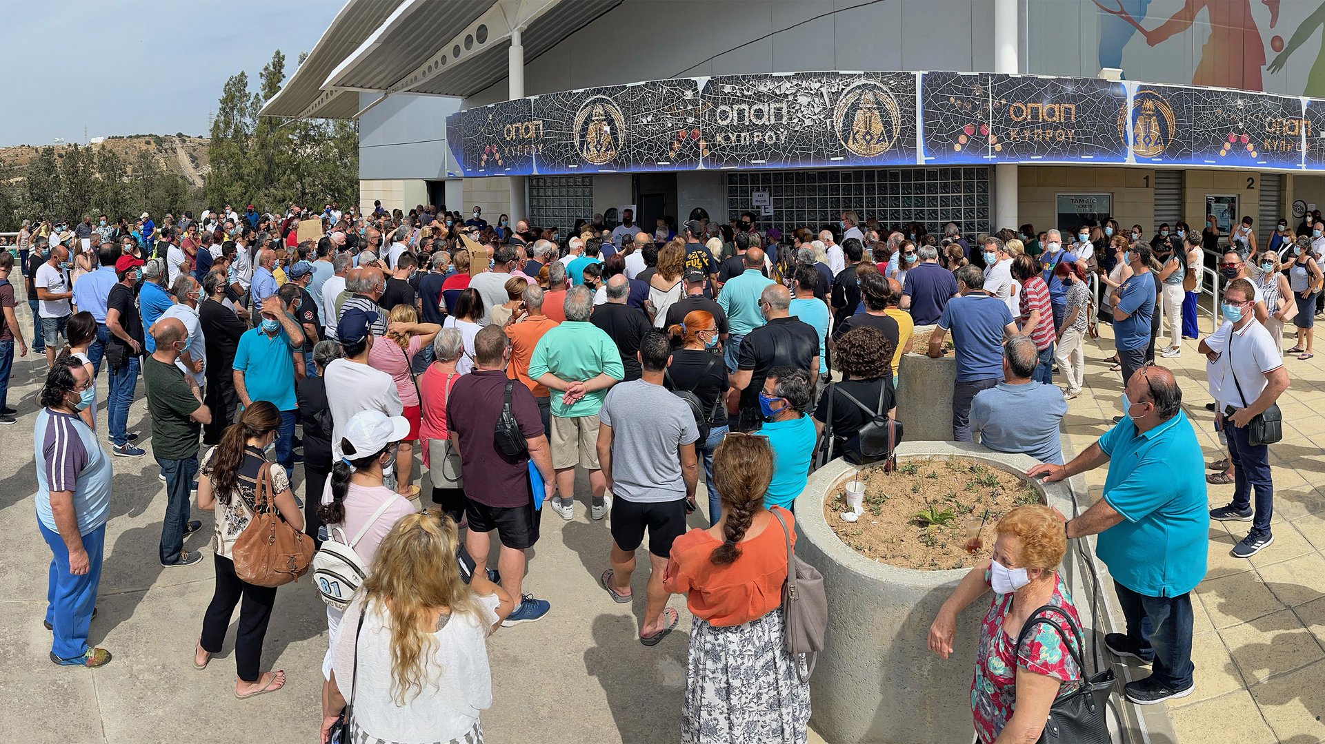 image Coronavirus: crowding at Limassol vax centre after delay (Updated)