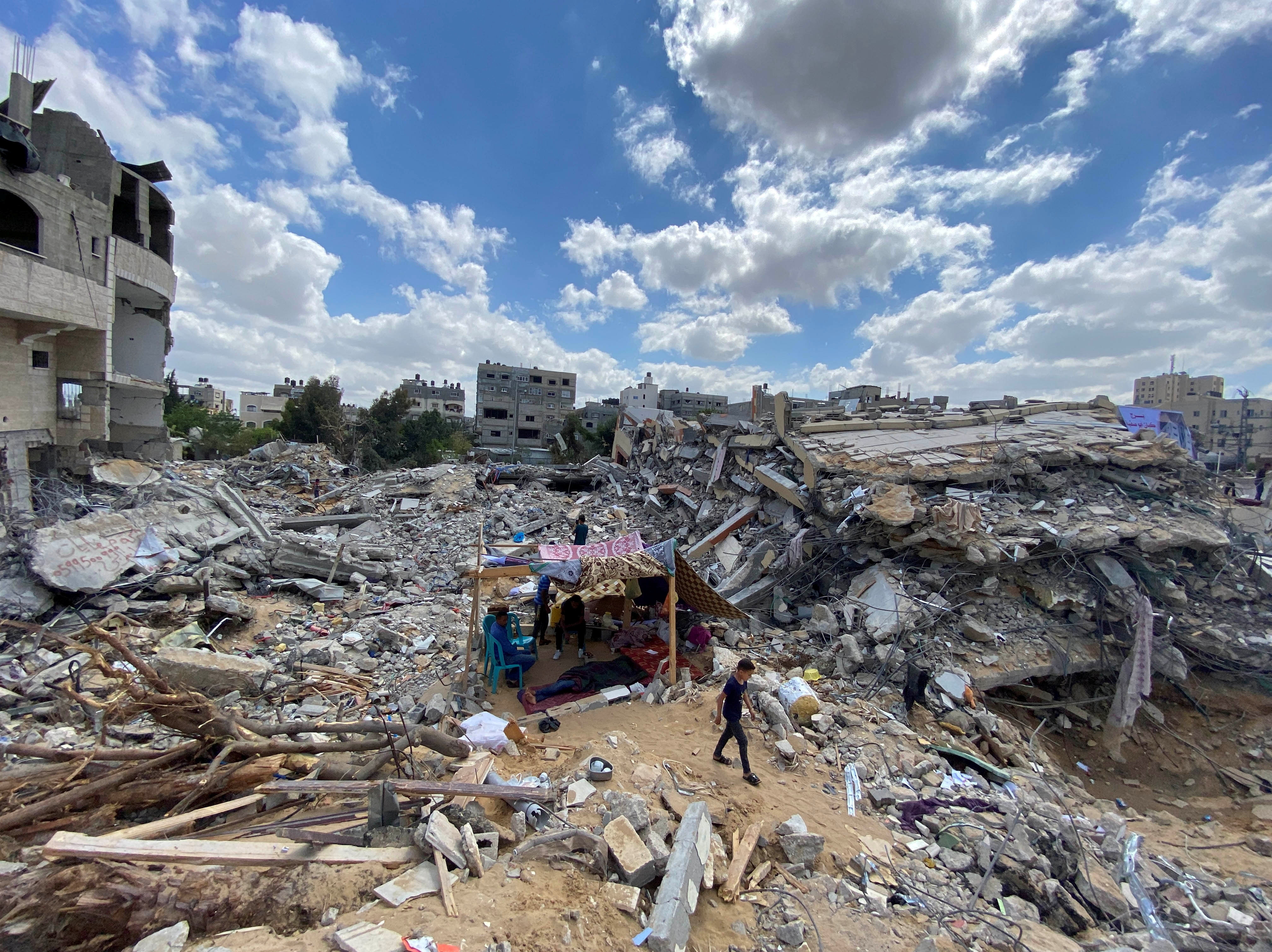 image Displaced by Israeli bombs, Gazans camp by rubble of their homes
