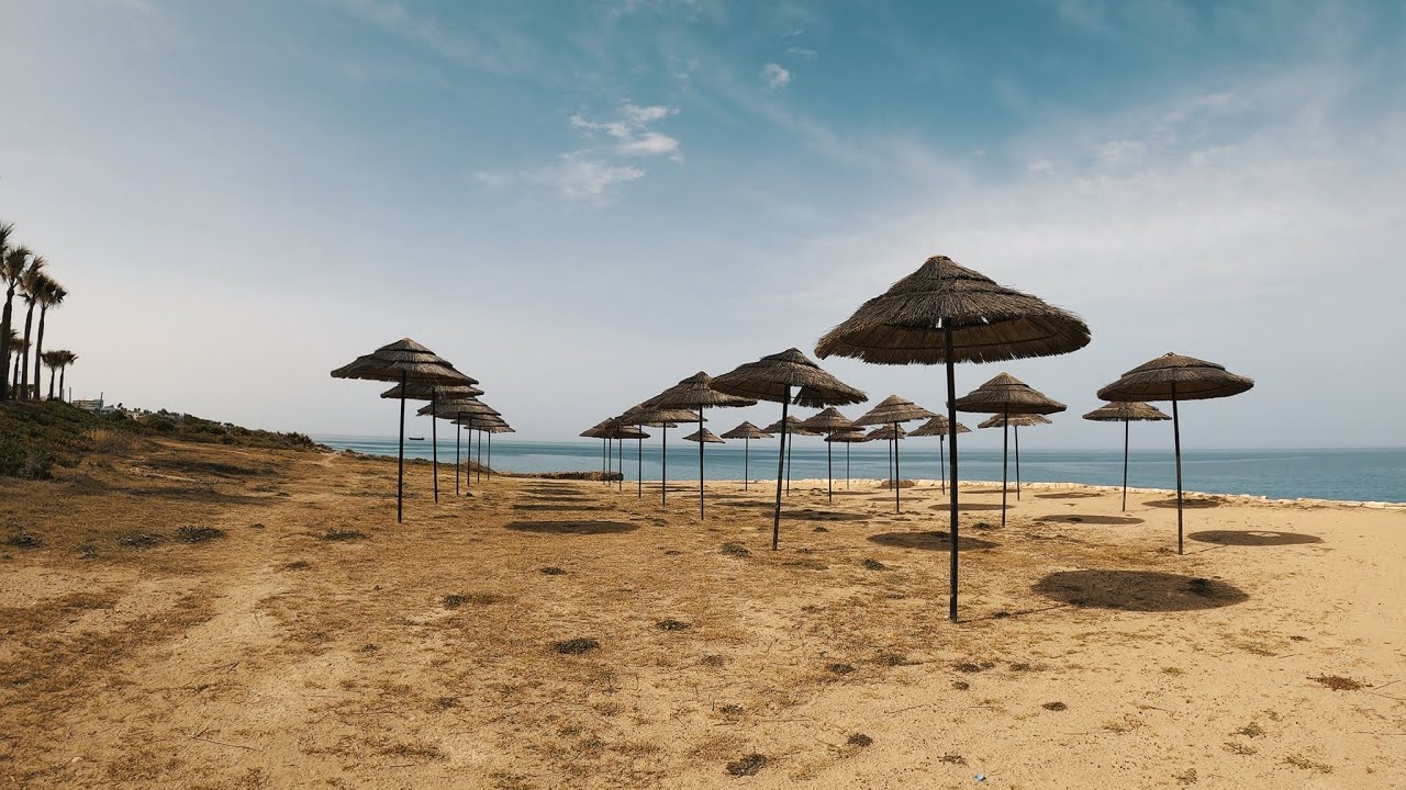 image Parallax and perspective: framing Chloraka&#8217;s coastal contrasts