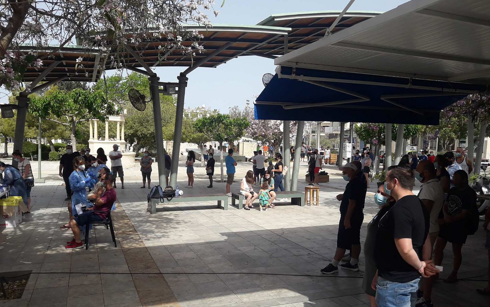 image Coronavirus: Huge queues at rapid test sites around the island (updated)