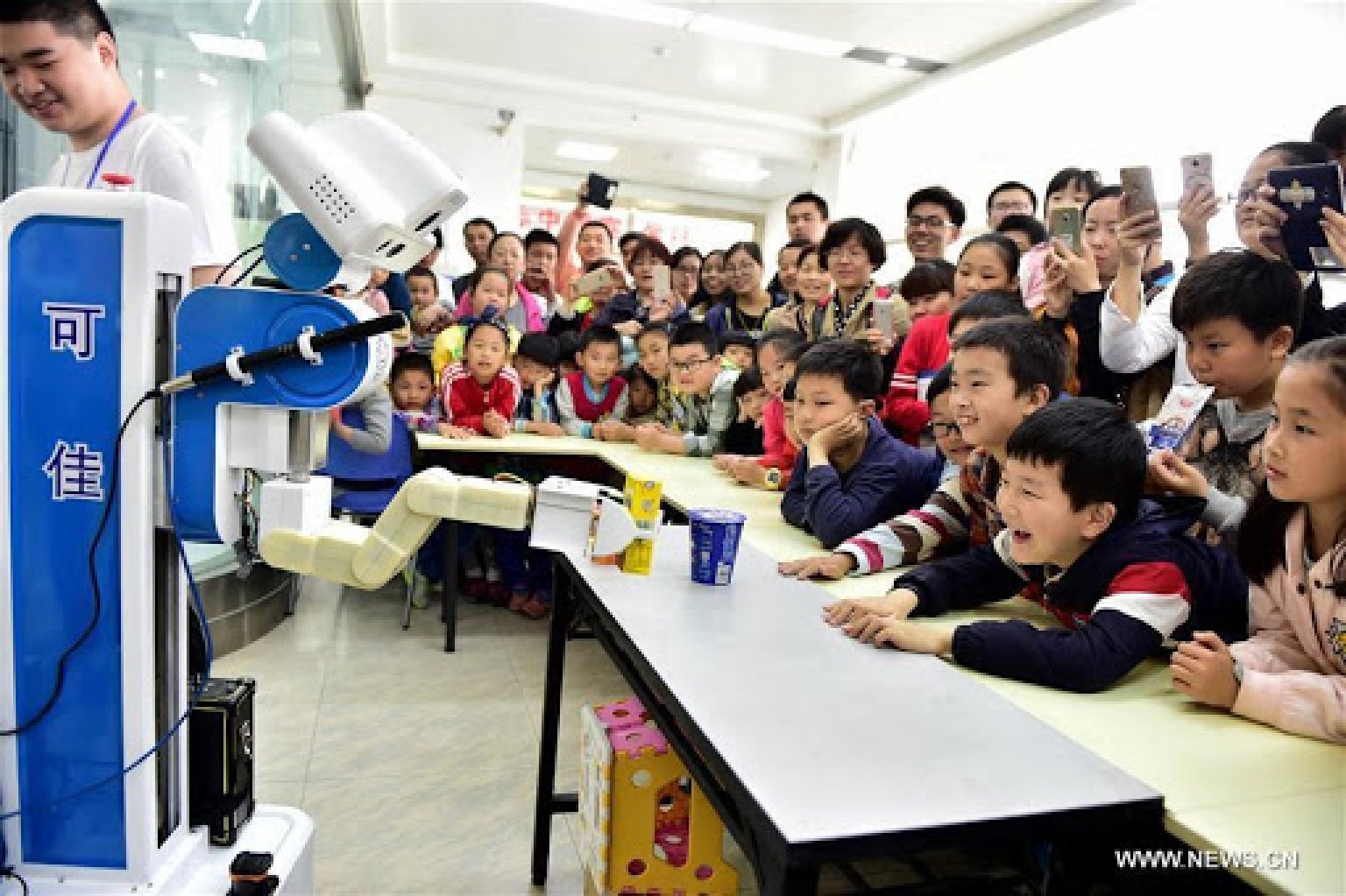 image China tech fair includes robots serving drinks, quantum computing