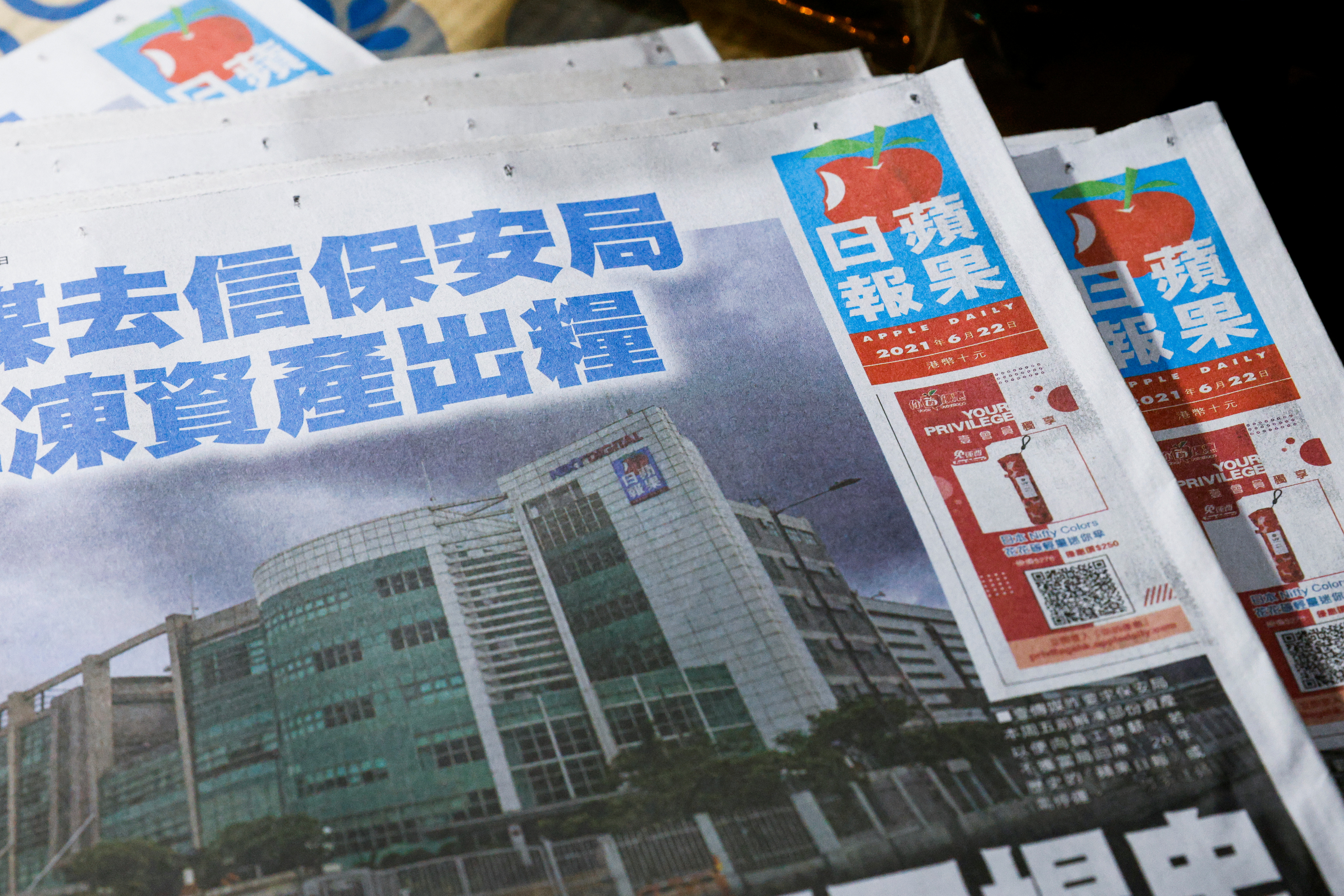image Hong Kong&#8217;s pro democracy tabloid forced to shut down