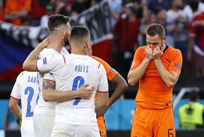 image Czechs stun 10-man Netherlands to seal quarter-final spot