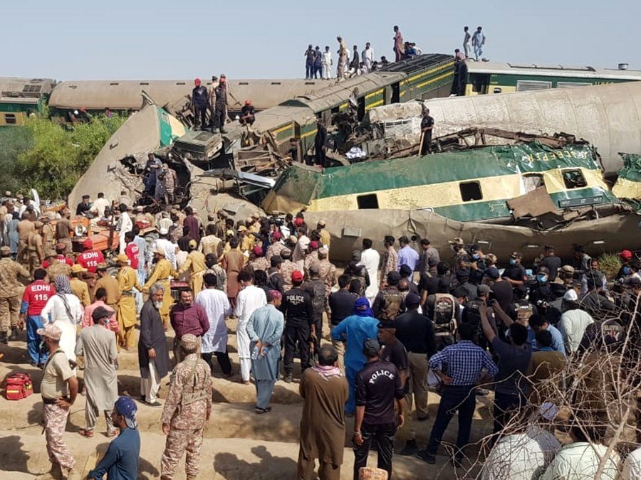 image Death toll from train collision in Pakistan rises to 36