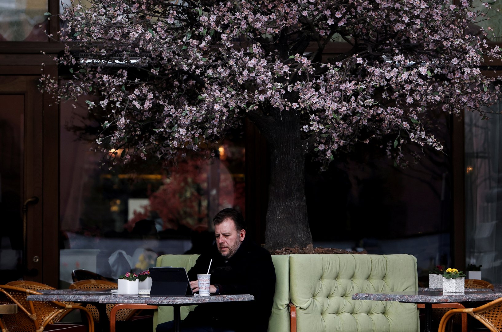 image Moscow cafes turn away the unvaccinated as Covid cases surge