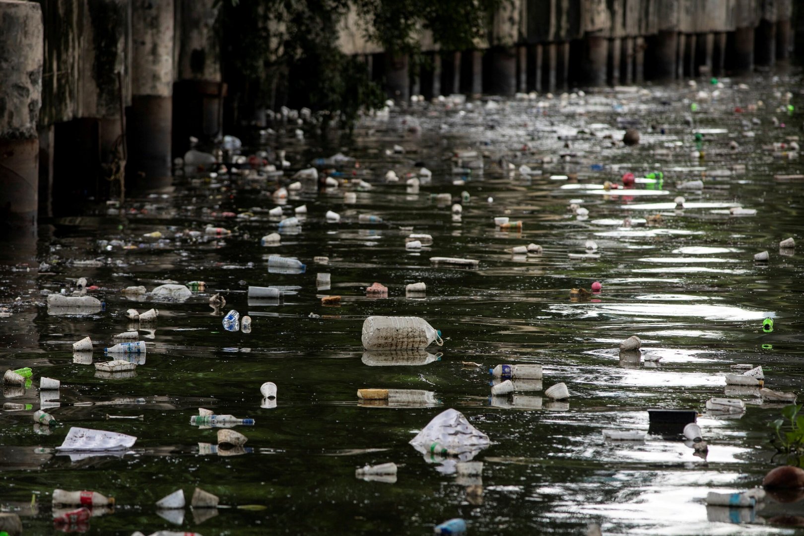 tides of trash in pasig river