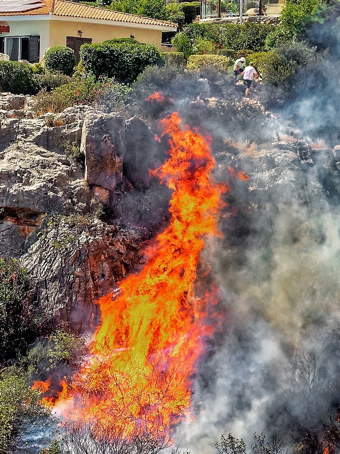 the fire reaching into residents' gardens (terrot photographic)