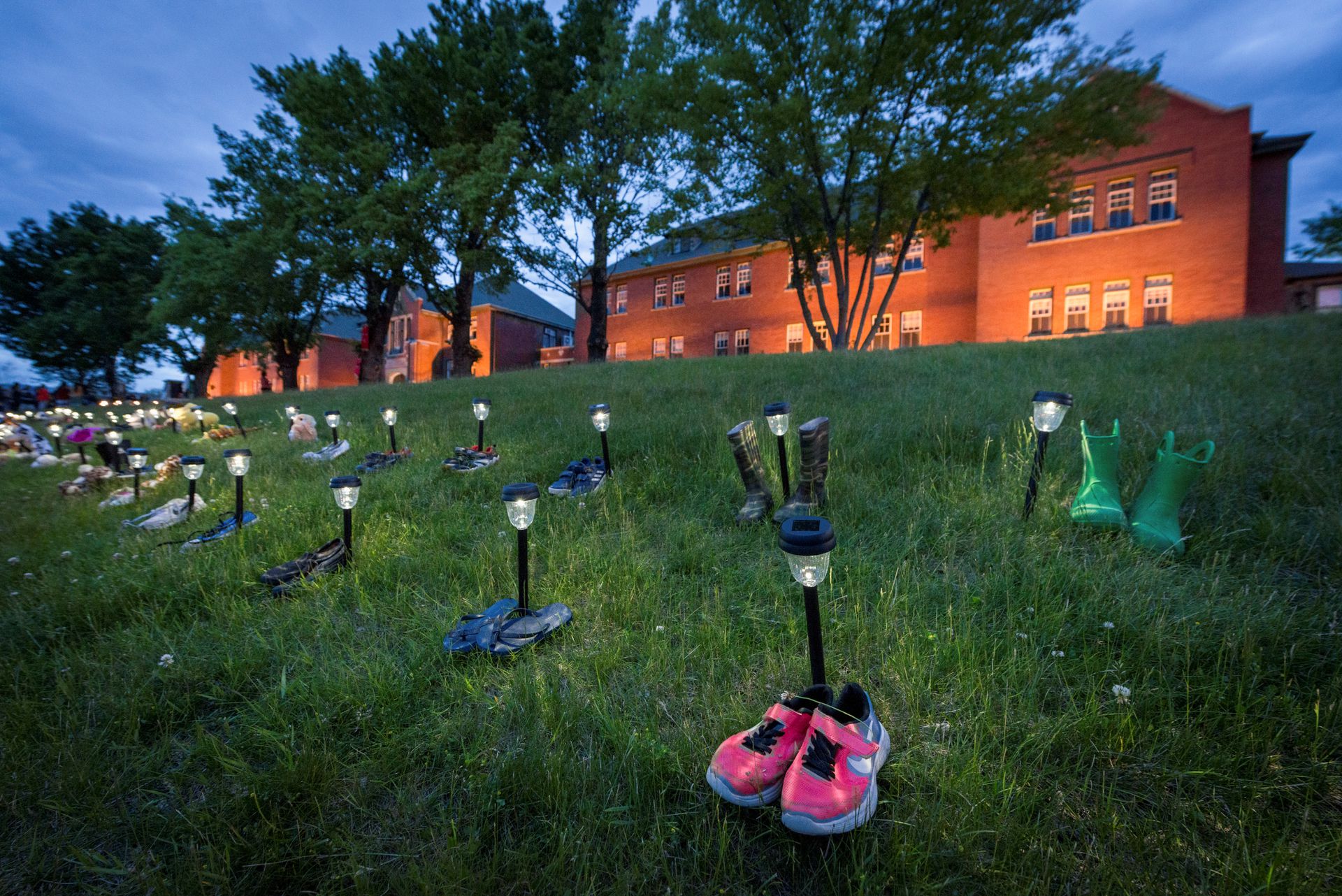 image Canadian indigenous group finds 751 unmarked graves at former residential school