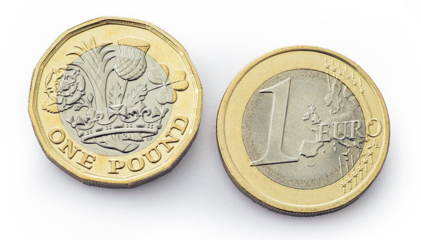image Euro, pound drop sharply, dollar jumps after Fed signals upcoming rate hikes
