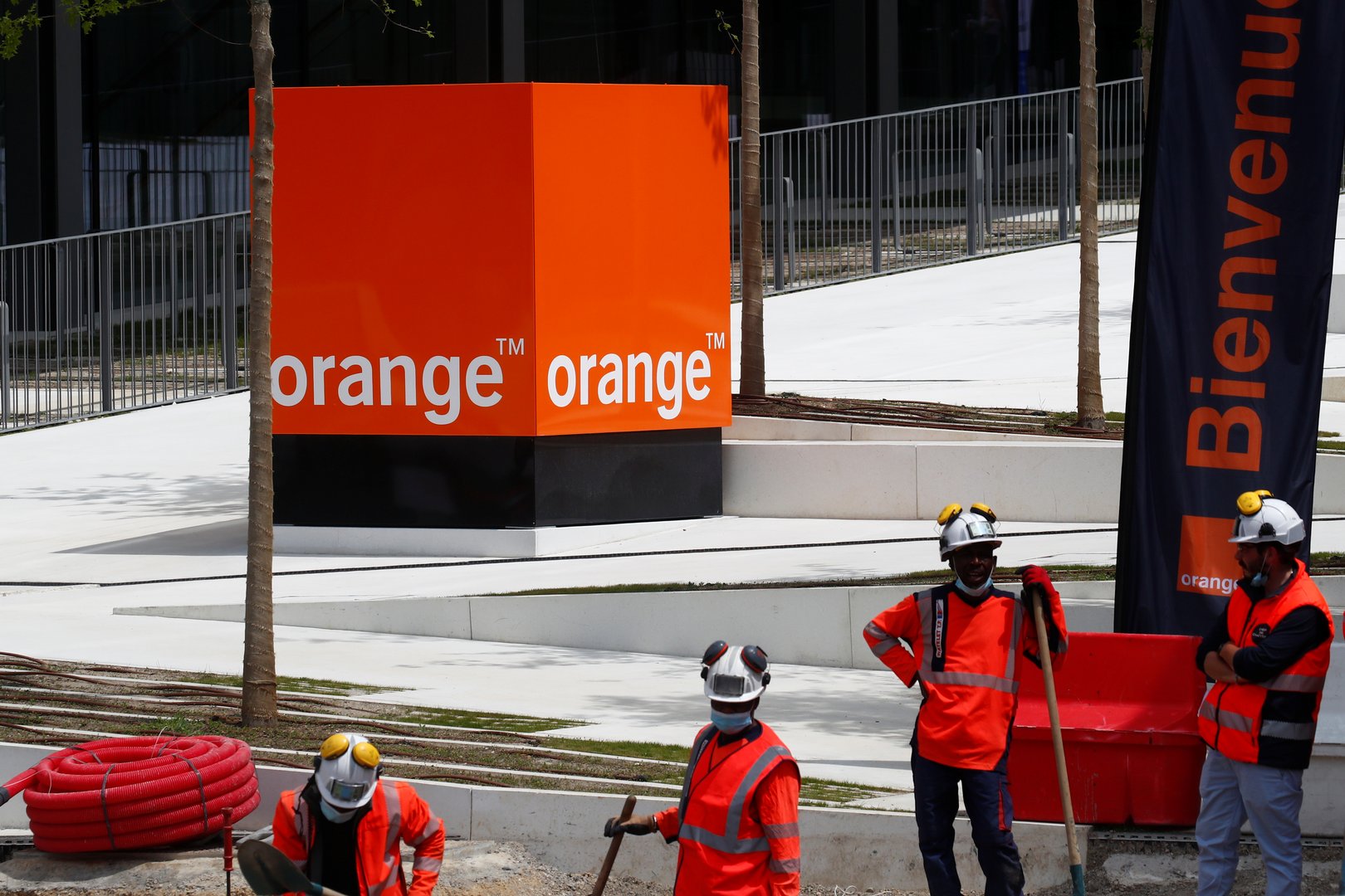image France emergency service number disrupted after network outage