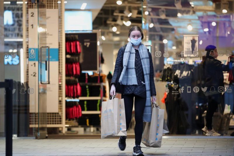 image Britons ditch retail purchases for dining out