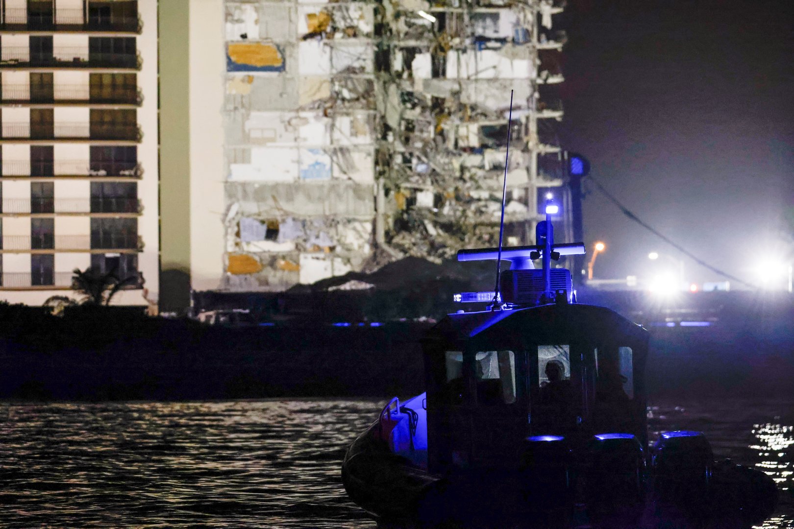 image Collapsed Florida condo demolished ahead of storm, search to resume