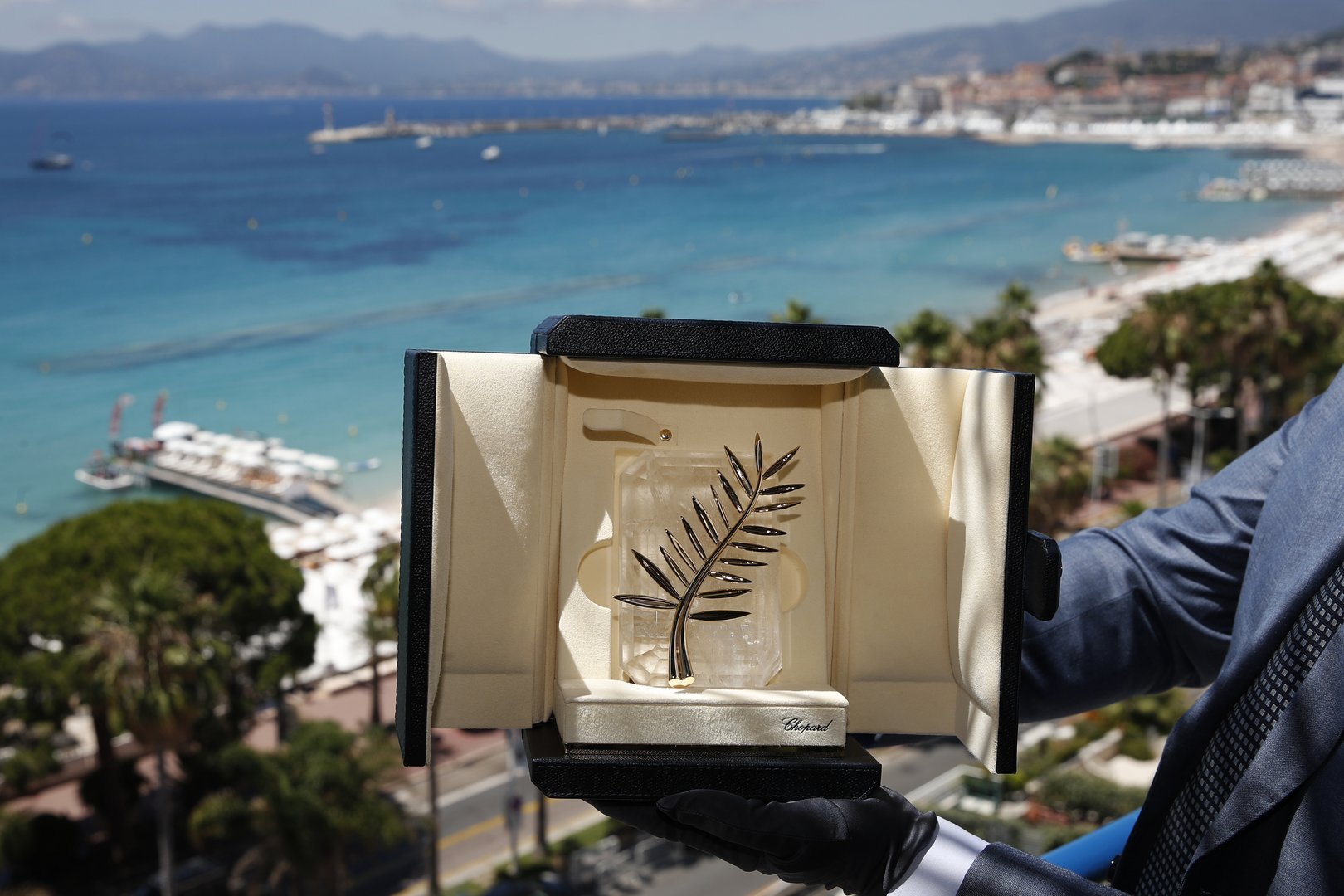 image Film fans, holidaymakers mingle for COVID-conscious Cannes comeback