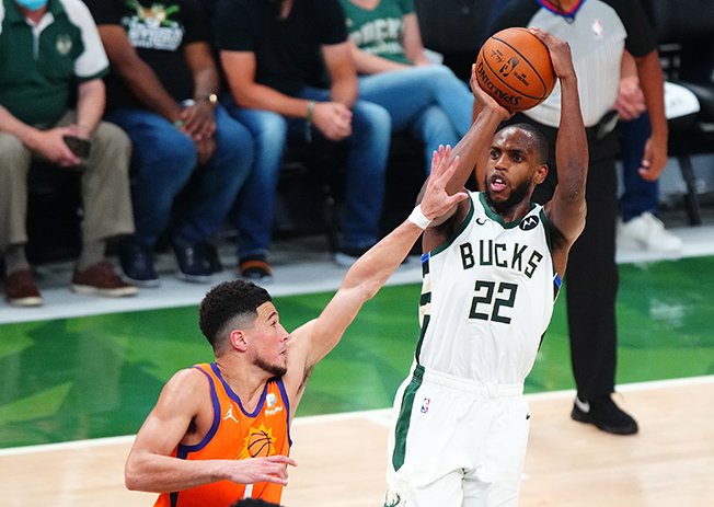 image Bucks rally to defeat Suns, level NBA Finals