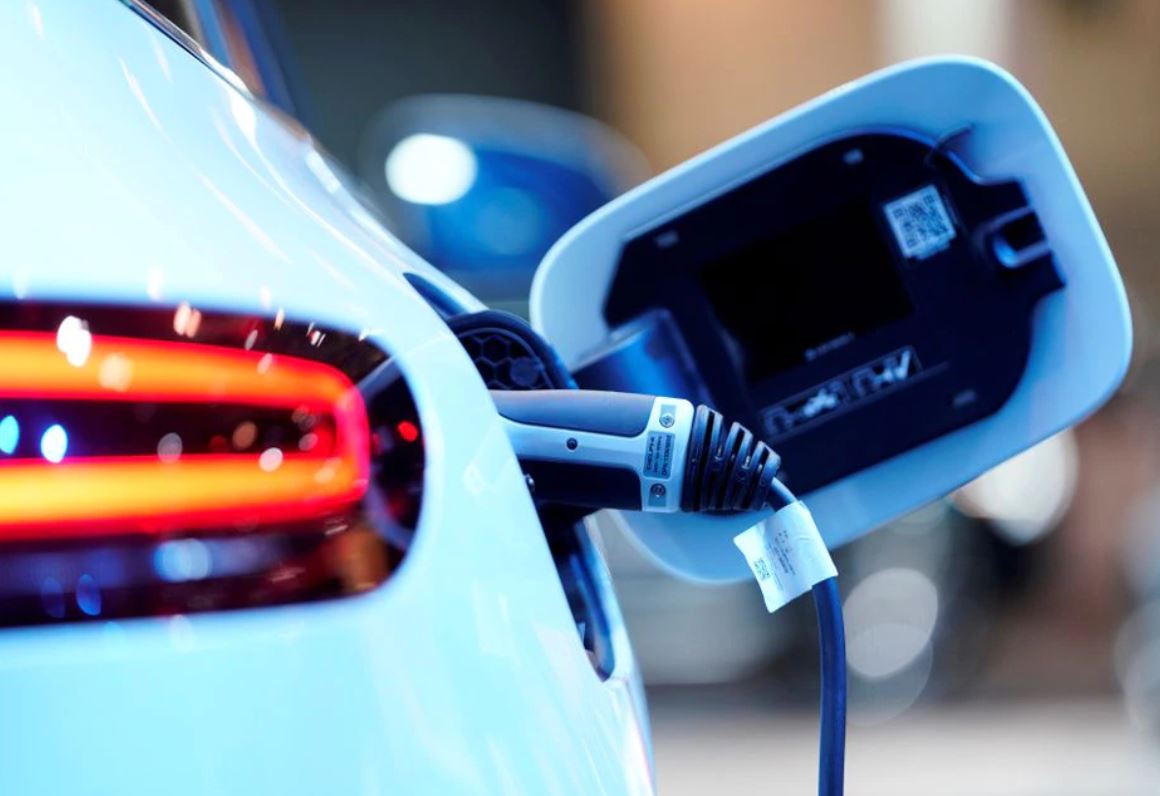 image Mercedes-Benz hits accelerator in e-car race with Tesla