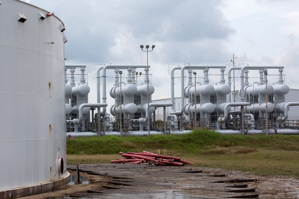 image Oil falls as coronavirus, slower China imports hit demand