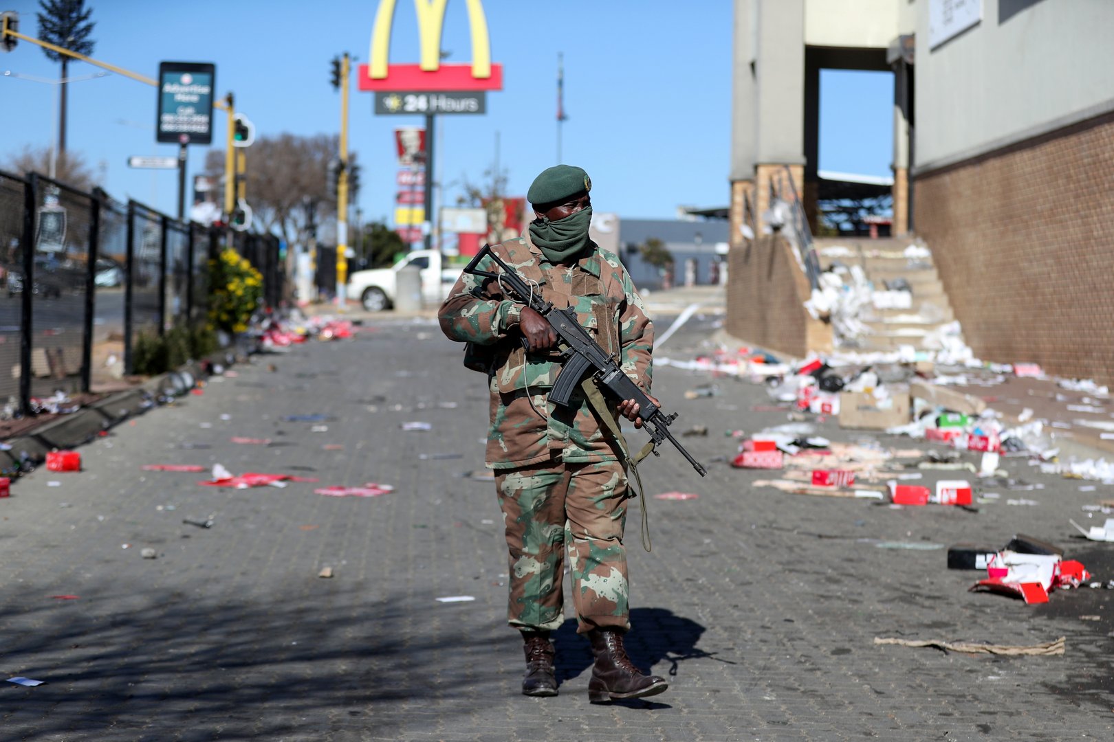 image Worst violence in years spreads in South Africa as grievances boil over