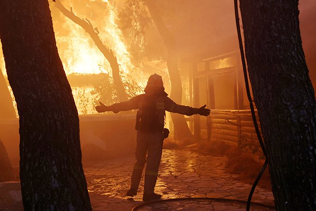 image Tourists, residents evacuated by boat in Greece as wildfires rage