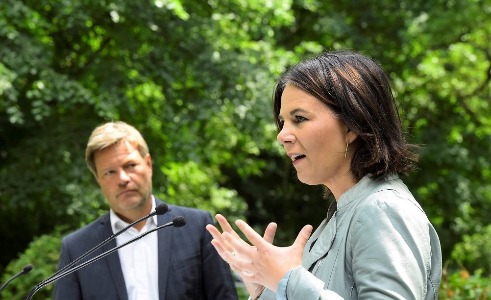 image German Greens co-leader defends embattled chancellor candidate