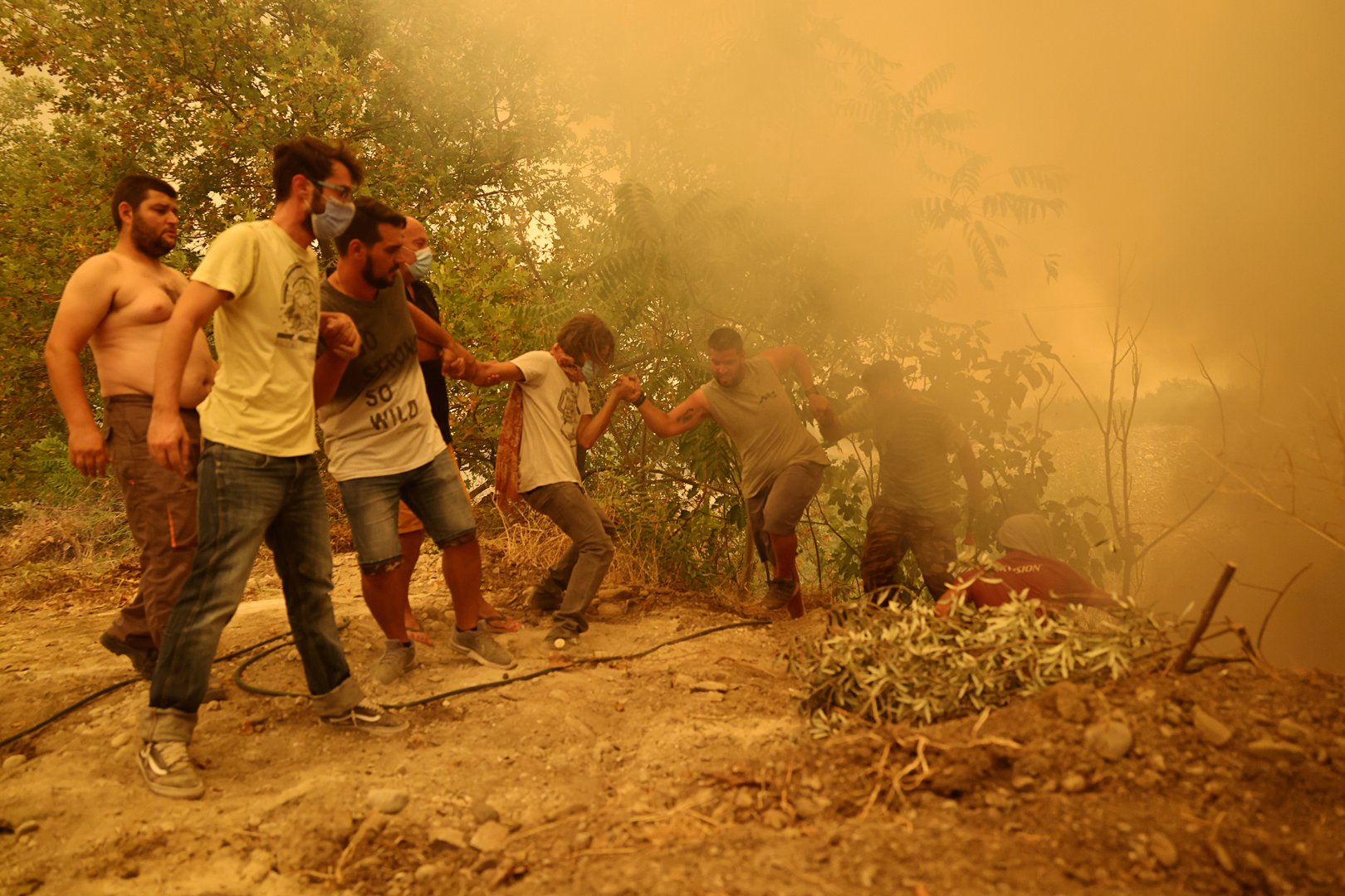 image Greek villagers try to save homes as wildfires burn for eighth day