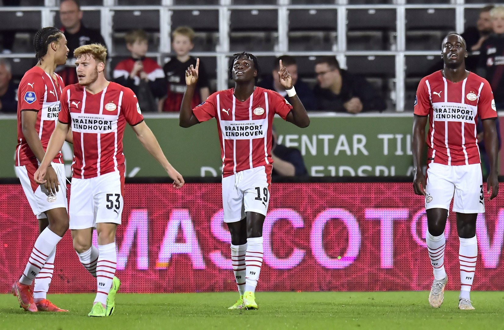 image Benfica beat PSV as Young Boys edge Ferencvaros