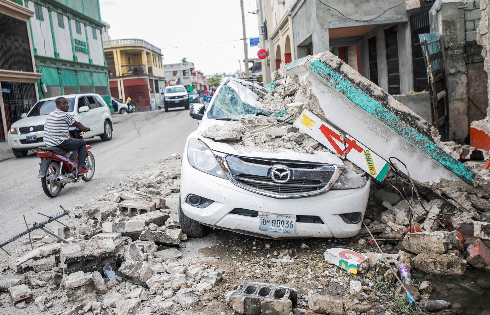 image Distraught Haitians seek medical help at swamped hospitals after quake