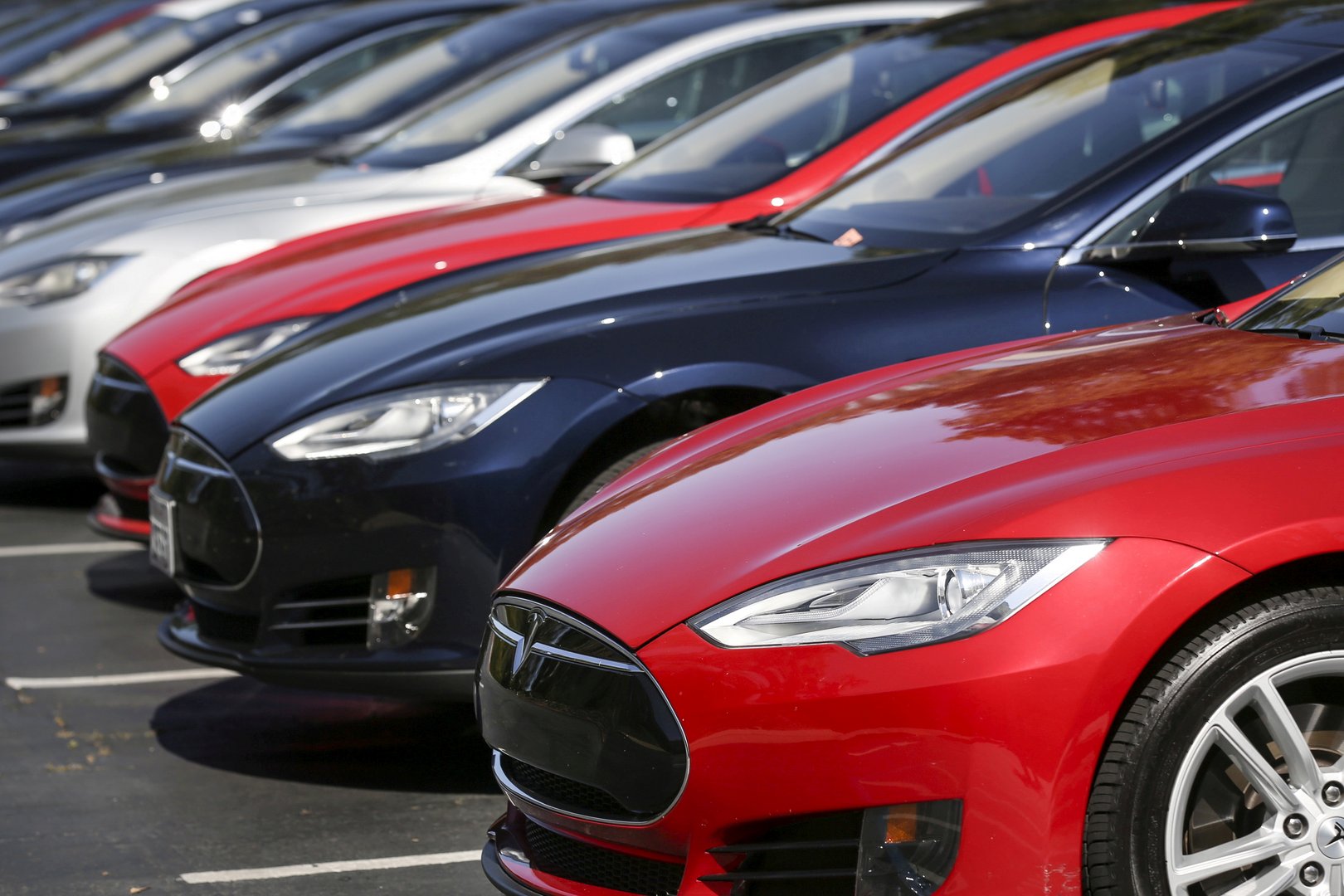 image US opens formal safety probe into some 765,000 Tesla vehicles (Updated)
