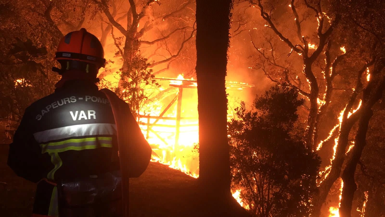 image Campsites evacuated as France battles wildfire near Saint-Tropez (Update 2)