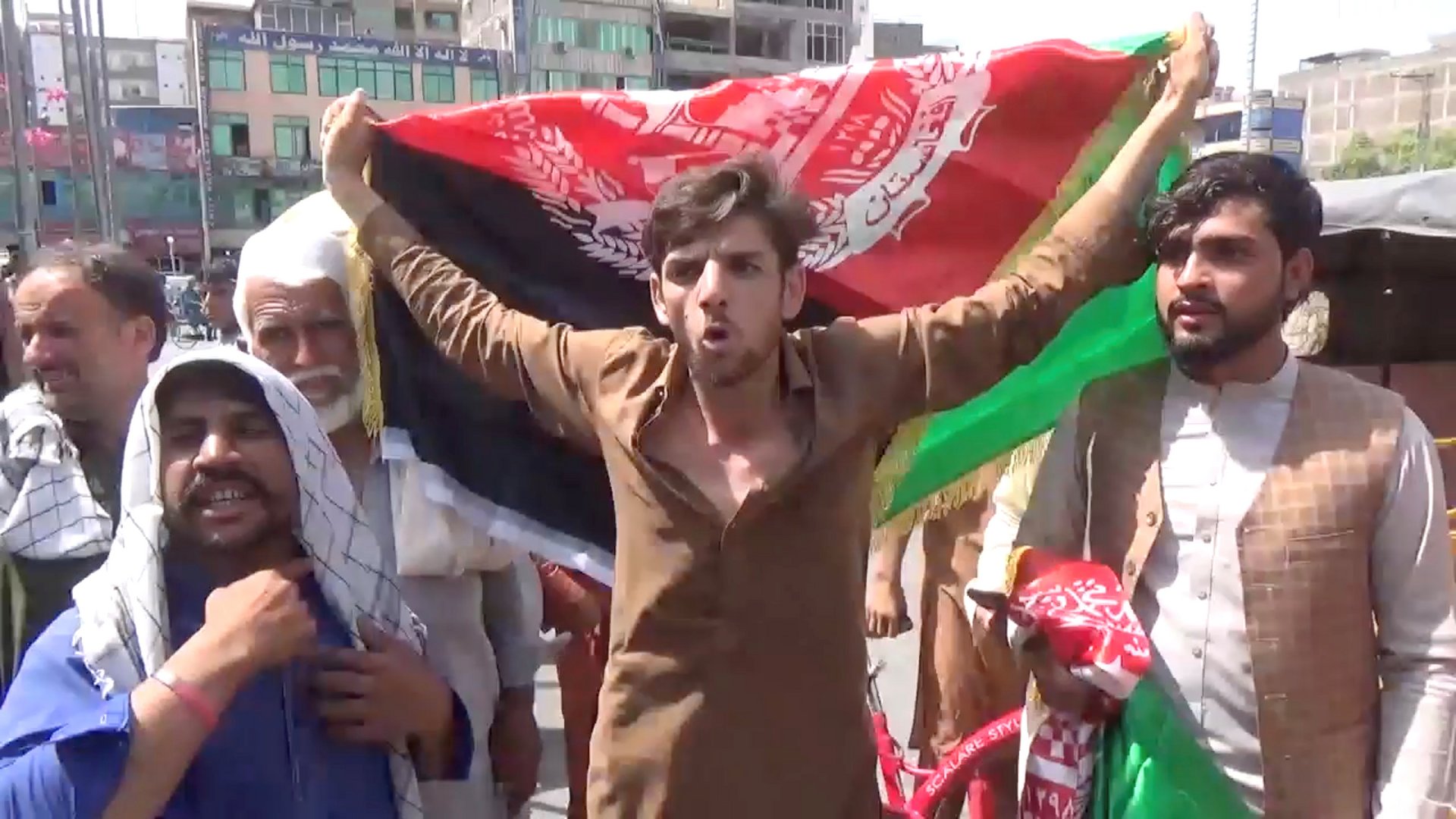 image Taliban urge Afghans to leave Kabul airport after days of deadly chaos