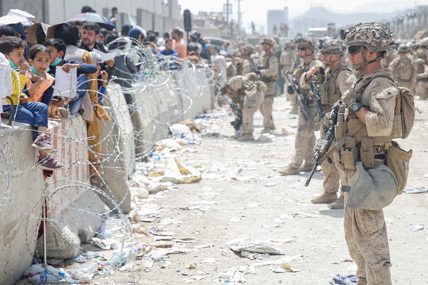 image Taliban impose some order around Kabul airport