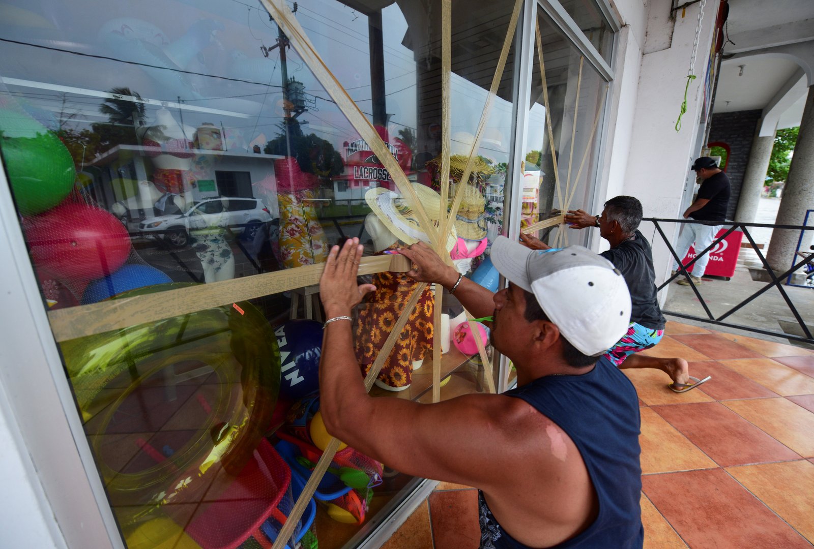 image Hurricane Grace barrels into Mexico, president urges people to shelter