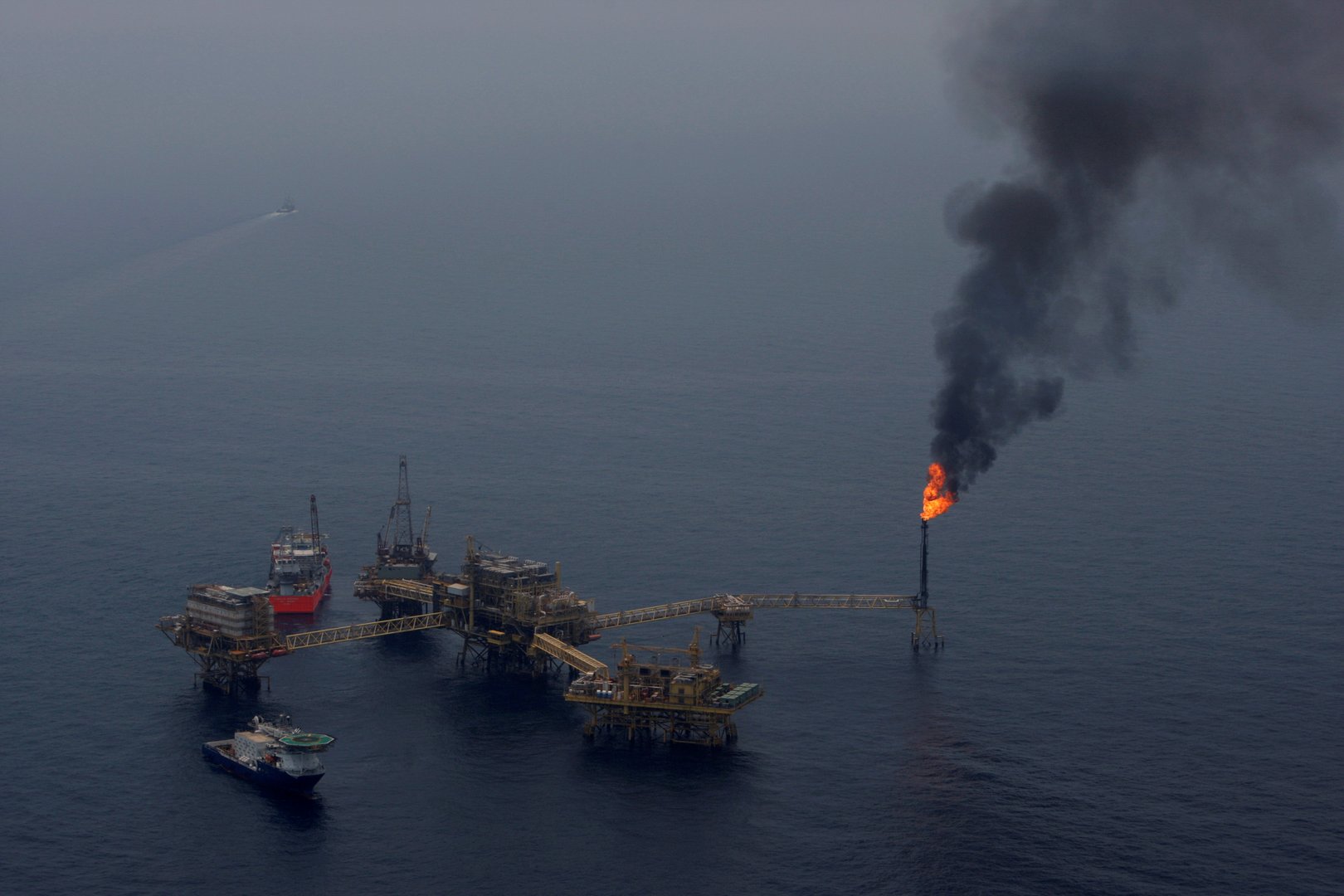 image Five killed in Mexico&#8217;s oil platform fire, output remains offline