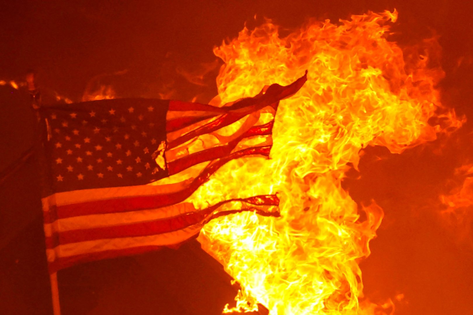 image Residents, tourists scramble to evacuate as California fire nears Lake Tahoe