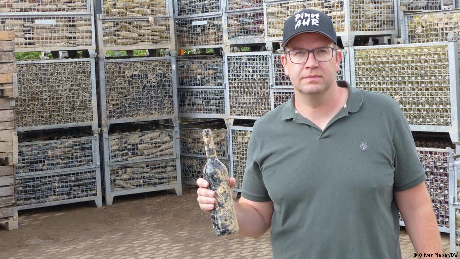 image German winemakers sell &#8220;mud wine&#8221; to provide aid for flood damages