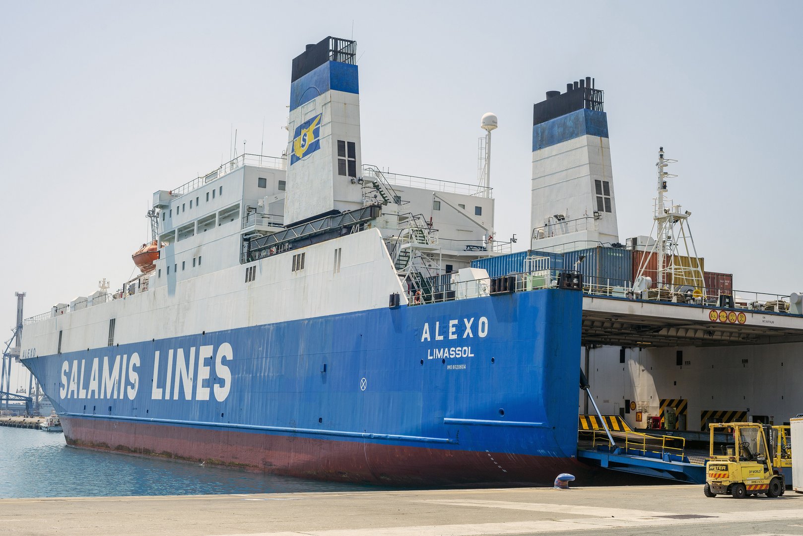 image Aid shipped to Greece by ports authority