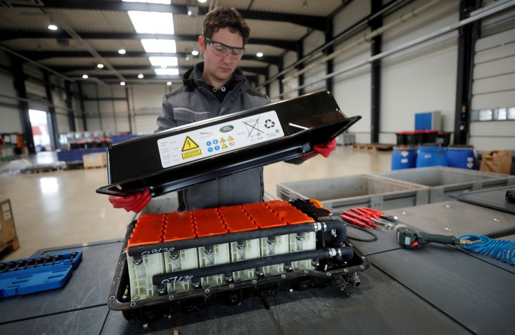 image Are lithium-ion batteries in electric cars a fire hazard?