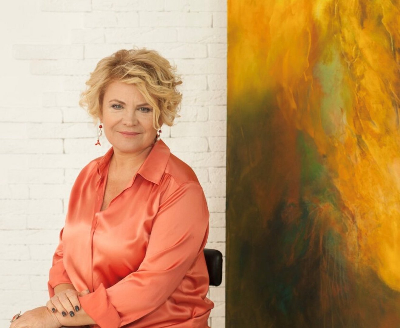 feature platres lyudmila budanova with one of her paintings