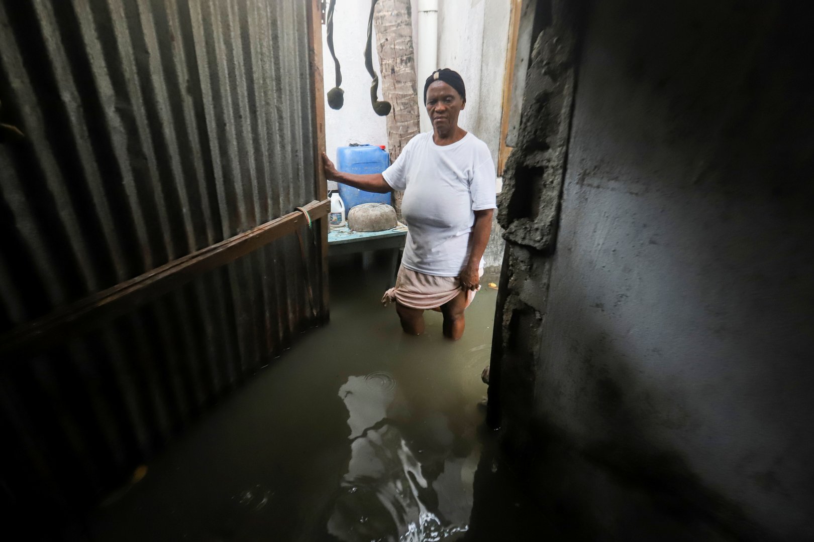 image Haiti quake survivors cry for help as death toll nears 2,000