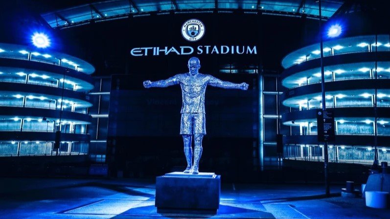image Statues of Kompany and Silva unveiled at Etihad Stadium