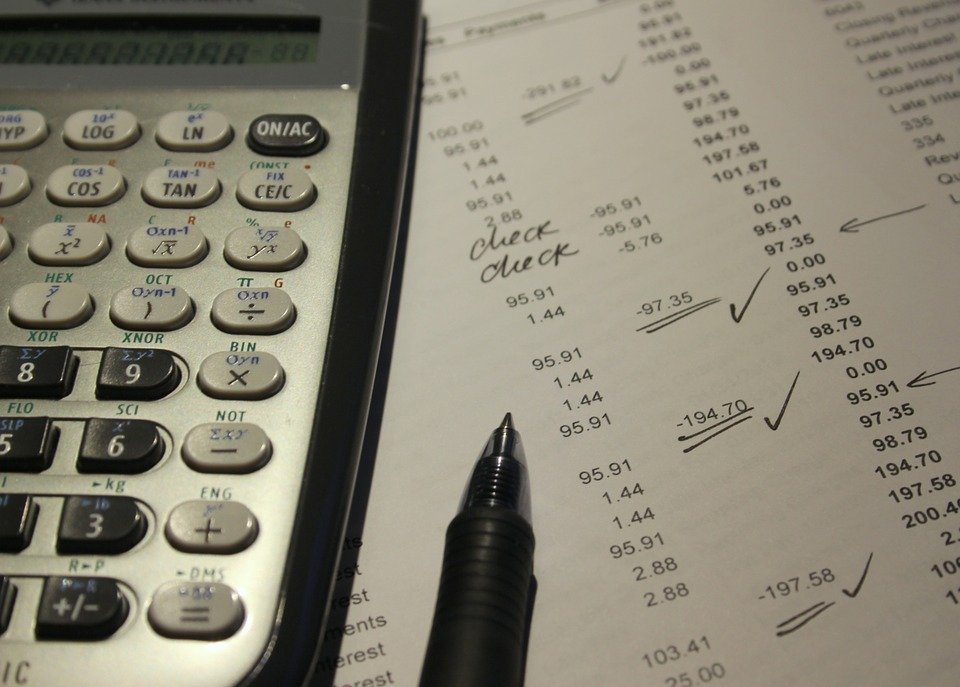 image Financial literacy should be compulsory for high-school students, academic says