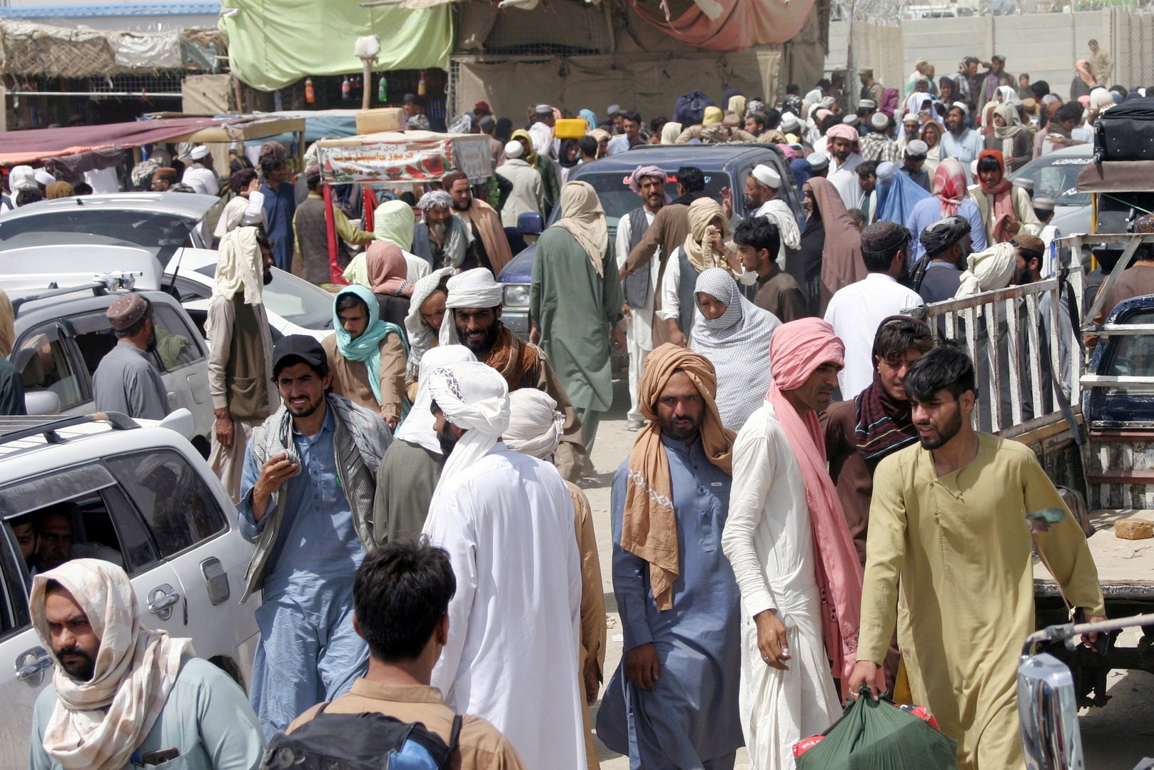 image With airport closed, fearful Afghans scramble for the border