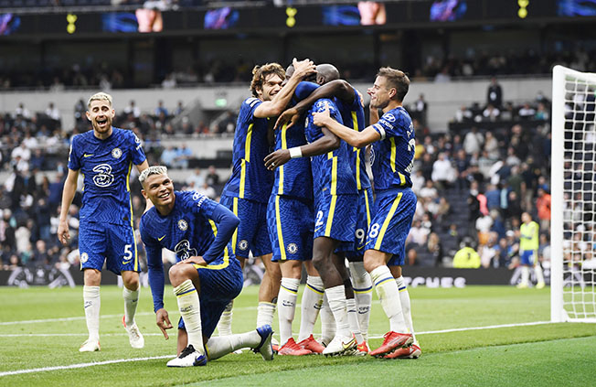 image Chelsea crush Tottenham to go joint top