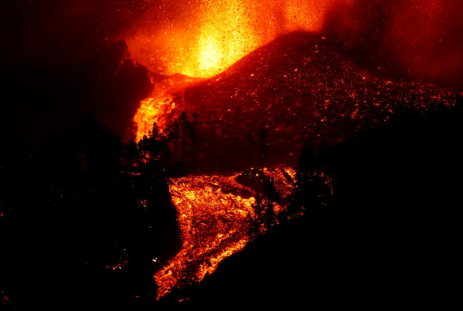 image Thousands flee as lava spewing from volcano on Spain&#8217;s La Palma island destroys houses