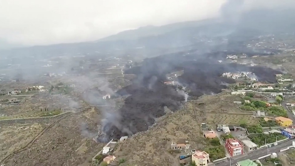 image Families race to salvage belongings as lava from La Palma volcano nears homes