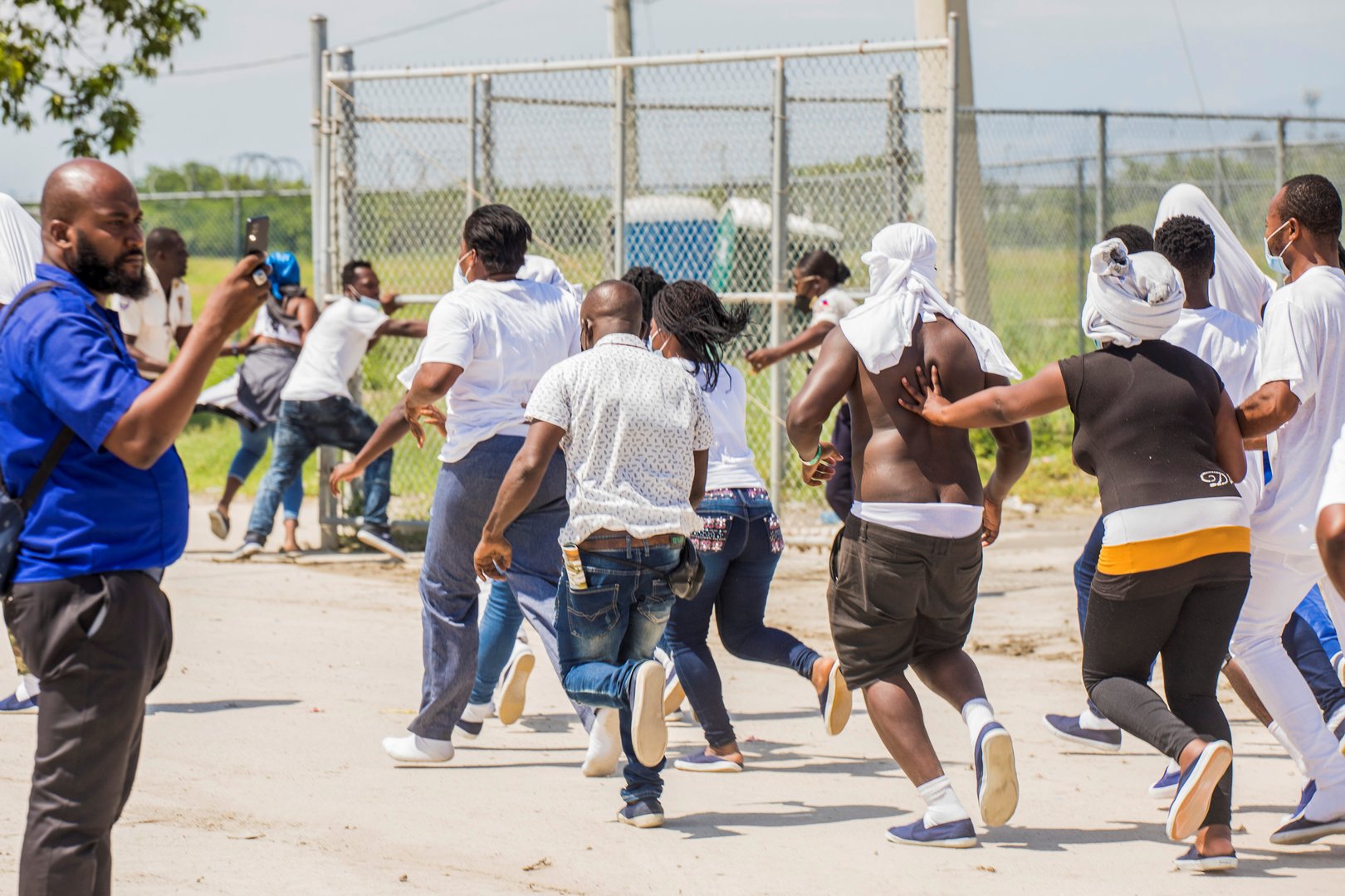 image US removes migrants from Texas border camp, begins flights to Haiti